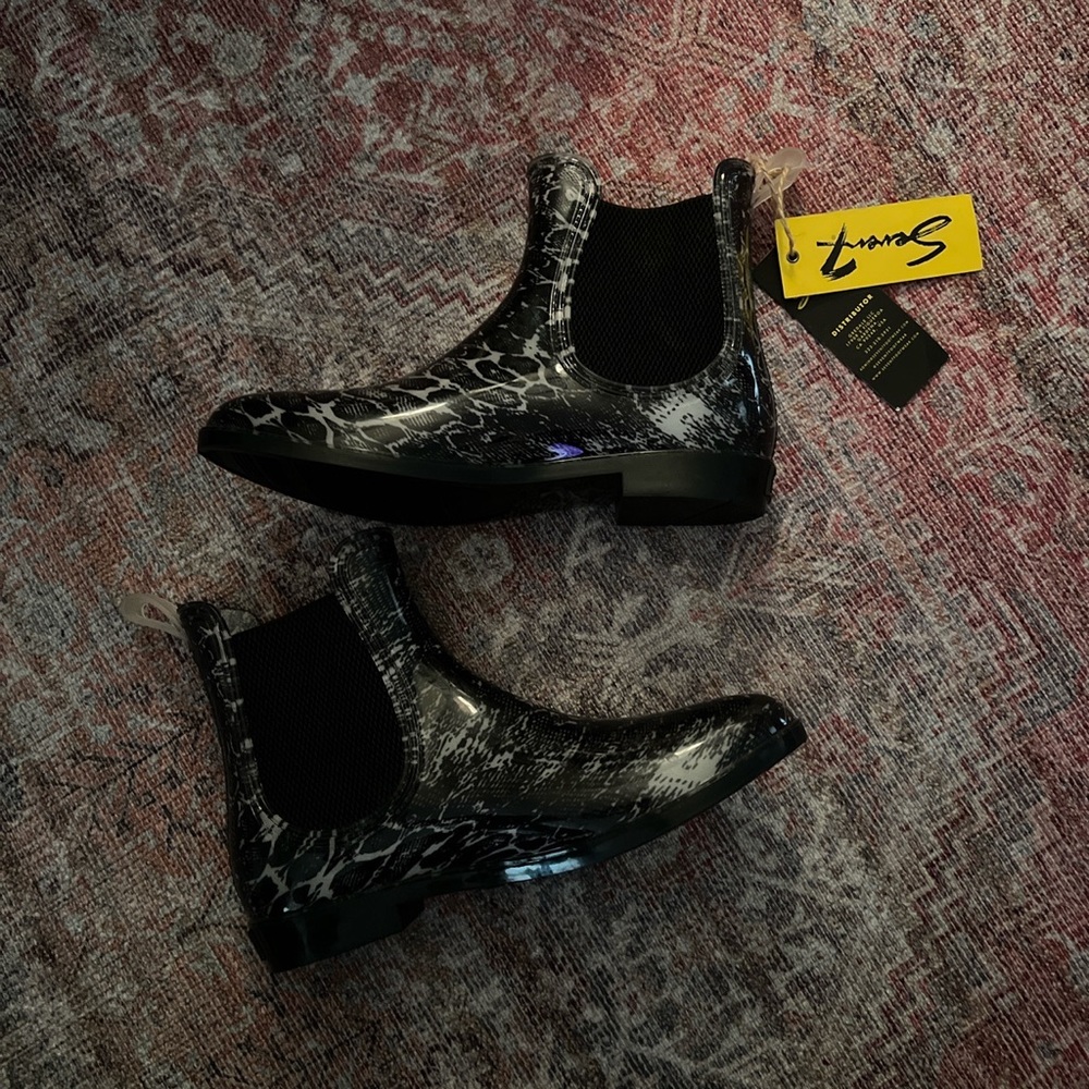 Se7en Snakeskin Rainboots. Size 10. NWT.